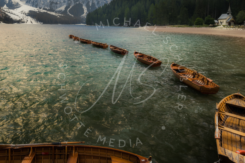 2022-07-22 Dolomiten Pragser Wildsee - 005-CR3_DxO_DeepPRIME | Pragse Wildsee - Die Ruderboote - Realisiert mit Pictrs.com