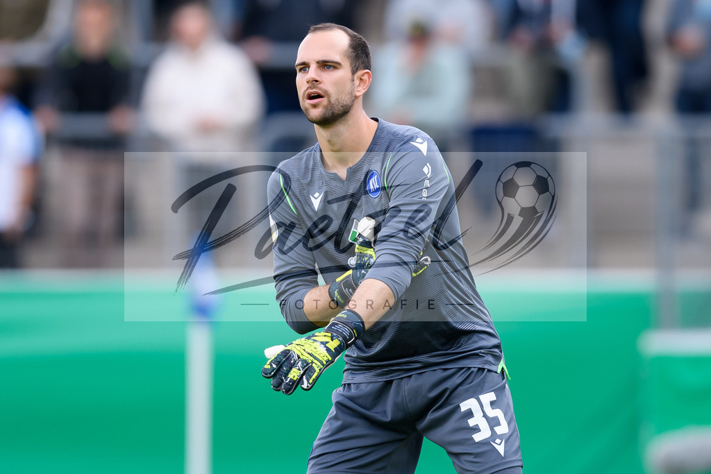 LOTKSC20210809_084 | Fussball, Herren: Torwart Marius Gersbeck (Karlsruher SC) schaut beim Spiel der 1. Runde im DFB-Pokal zwischen SF Lotte und Karlsruher SC im Stadion am Lotter Kreuz am 09.08.2021 in Lotte, Deutschland.DFB / DFL REGULATIONS PROHIBIT ANY USE OF PHOTOGRAPHS AS IMAGE SEQUENCES AND/OR QUASI-VIDEO. - Realisiert mit Pictrs.com