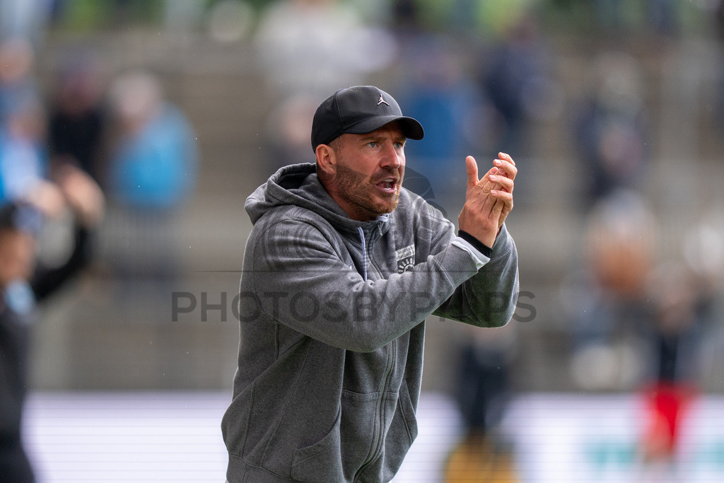 Stuttgarter Kickers vs. SG Sonnenhof Großaspach, Fussball, Regionalliga Suedwest, 34. Spieltag, 16.05.2026 | Pascal Reinhardt (Trainer SG Sonnenhof Großaspach) pusht sein Team,Stuttgarter Kickers vs. SG Sonnenhof Großaspach, Fussball, Regionalliga Suedwest, 34. Spieltag, 16.05.2026