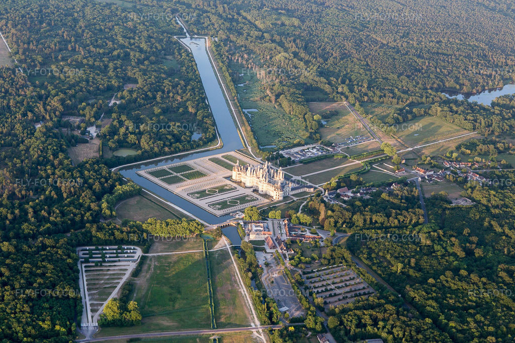 Aerial view: View of the town in Chambord in the state Loir et Cher, France. – Photo: IMG_101052.jpg taken on 06/23/2017 by Werner Riehm/FLY-FOTO.com – Resolution of the original: 5472 x 3648 px