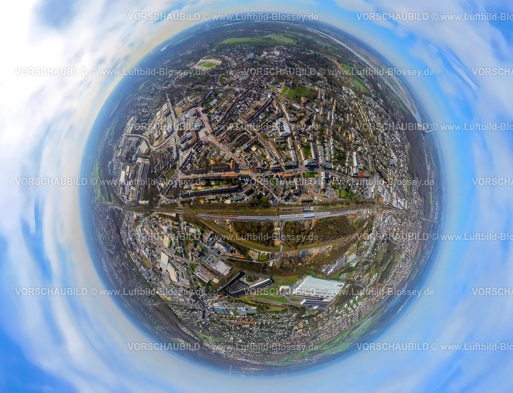 Dinslaken240390003BahnhofMitte | Luftbild, City und Dinslaken Bahnhof Hbf mit neuem Bahnsteig und Bahnhofsvorplatz, Baustelle Ausbau und Lärmschutzwand, Betuweroute und Betuwe-Linie Ausbau der Eisenbahnstrecke, Park, Erdkugel, Fisheye Aufnahme, Fischaugen Aufnahme, 360 Grad Aufnahme, tiny world, little planet, fisheye Bild, Dinslaken, Niederrhein, Nordrhein-Westfalen, Deutschland