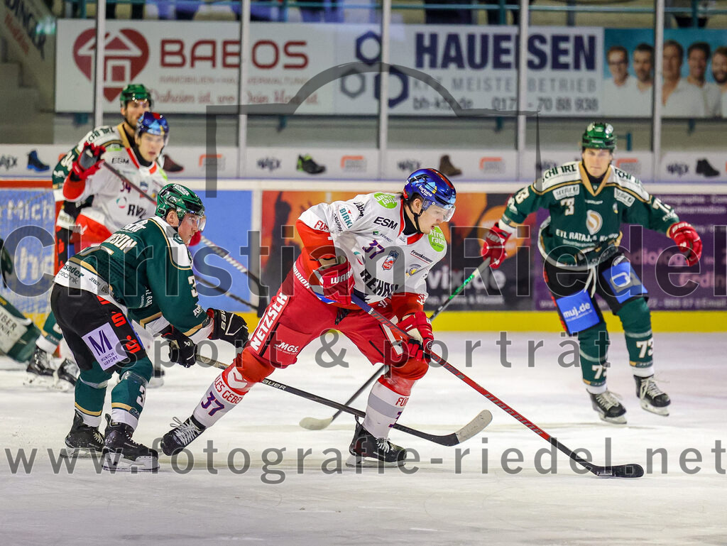 2025-11-16_121_TSV_Erding_gegen_Selber_Woelfe | Erding, Deutschland, 16.11.2025:Eishockey, Oberliga Süd 2025 / 2026, 17. Spieltag, TSV Erding gegen Selber Wölfe, Endergebnis: 3:1Thomas Matheson (Erding Gladiators, #37), Thomas Gauch (Selber Wölfe, #37)Foto: Christian Riedel / fotografie-riedel.net