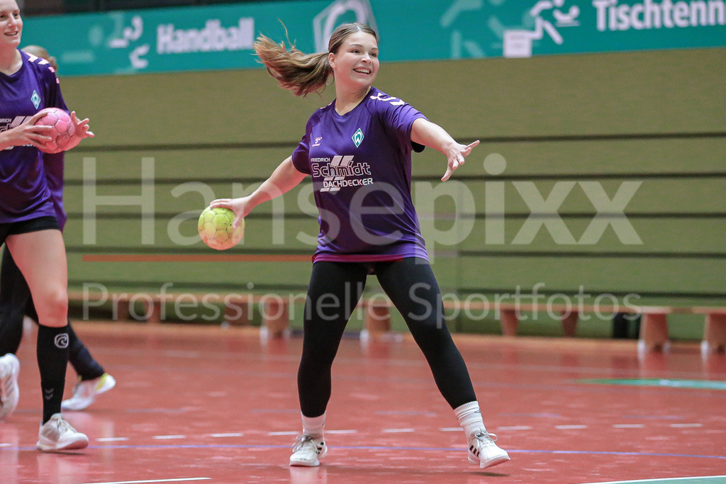 Handball, 2. Bundesliga Frauen, Training SV Werder Bremen | v.li.: Madita Probst (SV Werder Bremen, 10) beim Wurf, am Ball, Spielszene, Aktion, Action