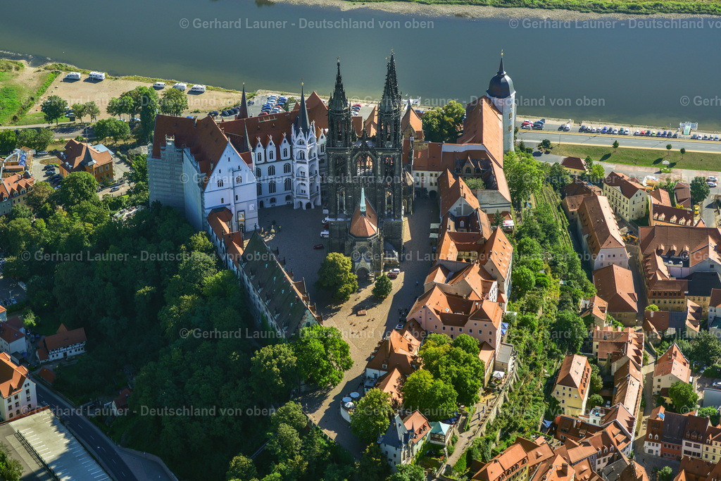 3636857 | MEIßEN 25.08.2016 Burganlage des Schloß Albrechtsburg mit dem Hochstift Dom am Domplatz am Ufer des Flußverlaufes der Elbe in Meißen im Bundesland Sachsen. Weiterführende Informationen bei: Hochstift Meißen,  Staatliche Schlösser, Burgen und Gärten Sachsen gemeinnützige GmbH (SBG),  Stadt Meißen. // Castle of Schloss Albrechtsburg on Domplatz in Meissen in the state Saxony. Further information at: Hochstift Meissen,  Staatliche Schloesser, Burgen und Gaerten Sachsen gemeinnuetzige GmbH (SBG),  Stadt Meissen. Foto: Gerhard Launer