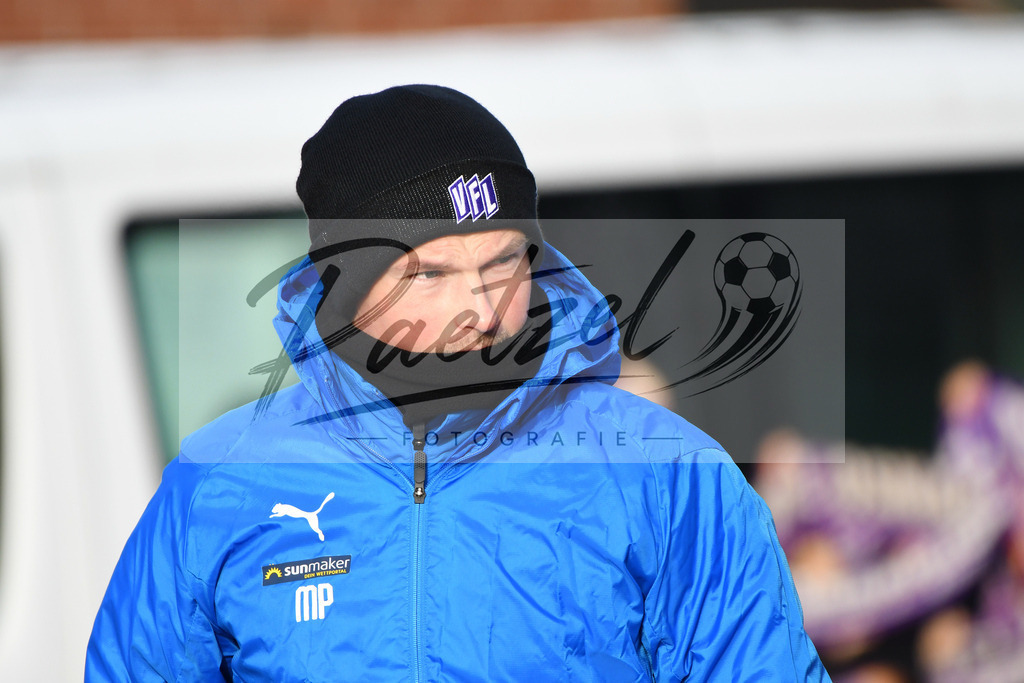 20200126_TRAOSN_0028 | Fußball, Herren: Co-Trainer Merlin Polzin (VfL Osnabrück) schaut beim Training des VfL Osnabrück am 26.01.2020 im Sportpark Illoshöhe in Osnabrück, Deutschland.(Foto von Nico Paetzel) - Realisiert mit Pictrs.com