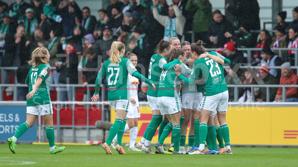 Fussball, Google Pixel Frauen-Bundesliga, RB Leipzig - SV Werder Bremen | v.li.: Spielerinnen des SV Werder Bremen mit Torjubel, Jubel, jubeln, jubelt, optimistisch, Spielszene, Highlight, Freude über das Tor zum 0:1, DIE DFB-RICHTLINIEN UNTERSAGEN JEGLICHE NUTZUNG VON FOTOS ALS SEQUENZBILDER UND/ODER VIDEOÄHNLICHE FOTOSTRECKEN. DFB REGULATIONS PROHIBIT ANY USE OF PHOTOGRAPHS AS IMAGE SEQUENCES AND/OR QUASI-VIDEO.