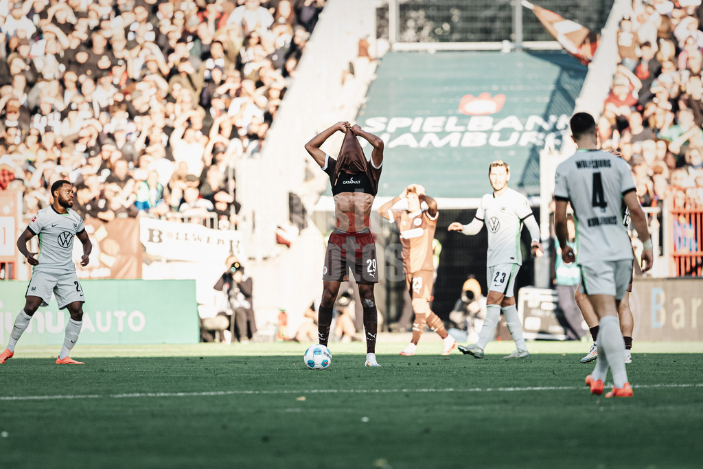 Fußball | Männer | Saison 2024/2025  | Fußball-Bundesliga | 8. Spieltag | FC St. Pauli vs. VfL Wolfsburg | 26.10.2024 | Morgan Guilavogui (#29, FC St. Pauli) ärgert sich