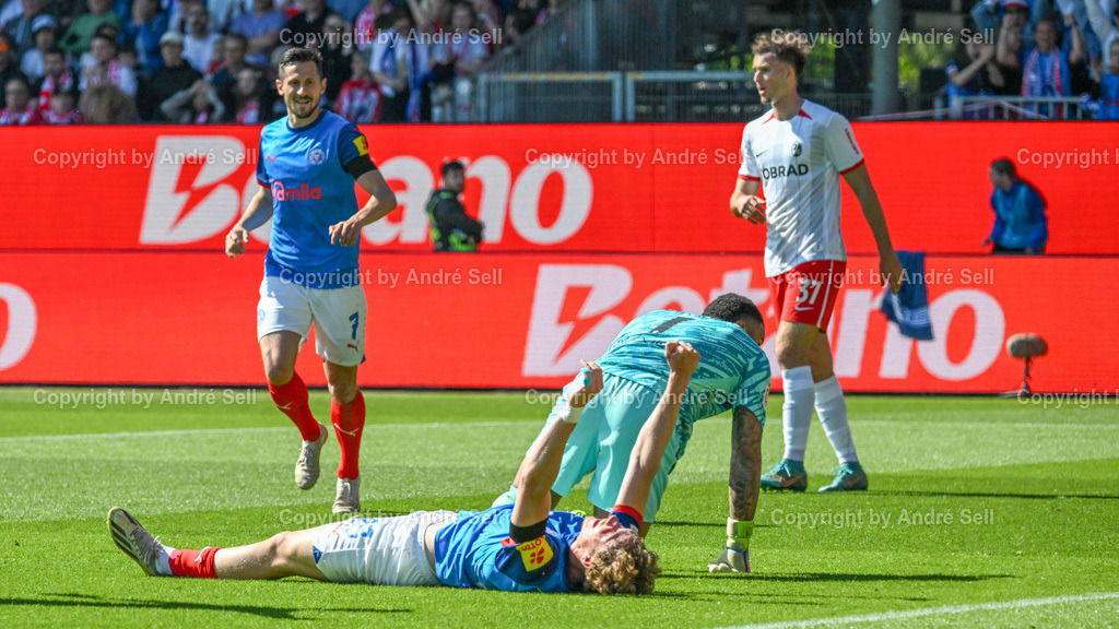 Holstein Kiel vs SC Freiburg | Lasse Rosenboom (Kiel #23) bejubelt am Boden liegend seinen Treffer zum 1-0 / Fußball-Bundesliga Männer 2024/2025 / 33. Spieltag / Holstein Kiel vs SC Freiburg / Holstein-Stadion / Kiel / 10.05.25 - Realisiert mit Pictrs.com
