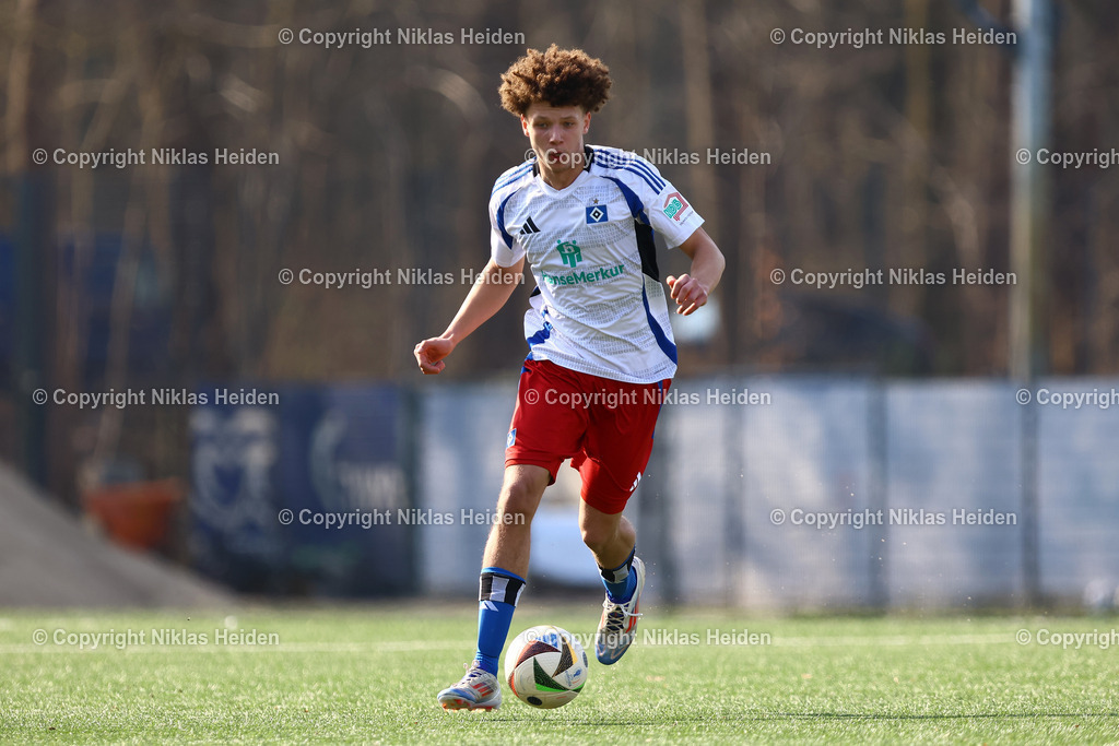NH_HamburgerSVU19_TSG1899HoffenheimU19_U19DFBNachwuchsliga_09032025 | #3 Noah Adekunle (Hamburger SV U19)Fußball I Junioren I U19 DFB-Nachwuchsliga I Saison 2024-2025 I Hauptrunde Liga A, Gruppe C, 6. Spieltag I Hamburger SV U19 - TSG 1899 Hoffenheim U19 I 09.03.2025 I Alexander-Otto-Akademie