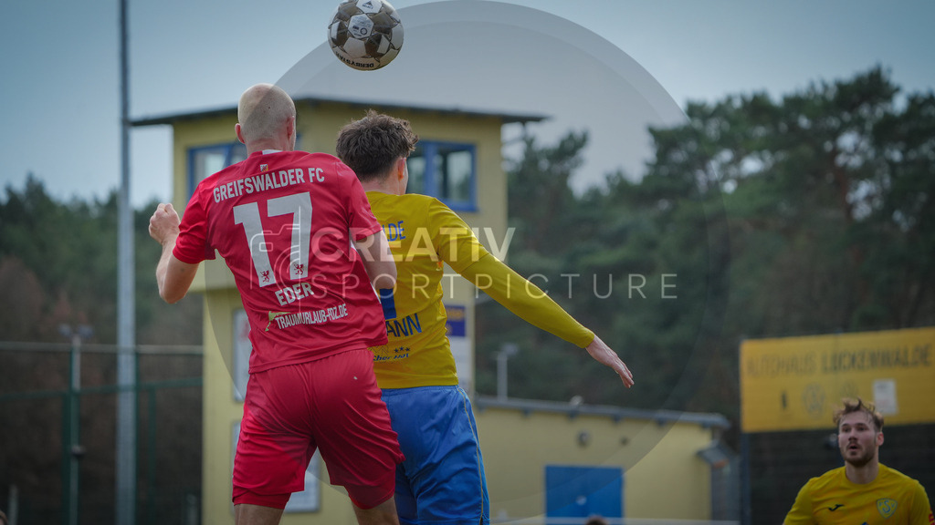 Fußball, Herren, Saison 2025/2026, Regionalliga Nordost, 26. Spieltag, FSV 63 Luckenwalde vs. Greifswalder FC, Samstag 14.03.2026, Werner-Seelenbinder-Stadion Luckenwalde, | Fußball, Herren, Saison 2025/2026, Regionalliga Nordost, 26. Spieltag, FSV 63 Luckenwalde vs. Greifswalder FC, Samstag 14.03.2026, Werner-Seelenbinder-Stadion Luckenwalde, Im Bild: Steffen Eder (l. Greifswald) und Mike Bachmann (r. Luckenwalde) - Realisiert mit Pictrs.com
