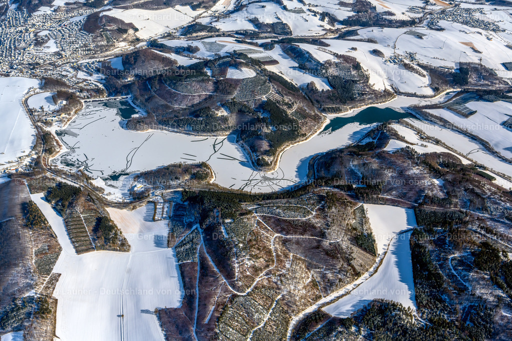 4043665 | MESCHEDE 13.02.2021 Staubecken und Uferbereiche am Stausee " Hennesee " in Meschede im Sauerland im Bundesland Nordrhein-Westfalen, Deutschland. Weiterführende Informationen bei: Ruhrverband. // Impoundment and shore areas at the lake " Hennesee " in Meschede on Sauerland in the state North Rhine-Westphalia, Germany. Further information at: Ruhrverband. Foto: Gerhard Launer