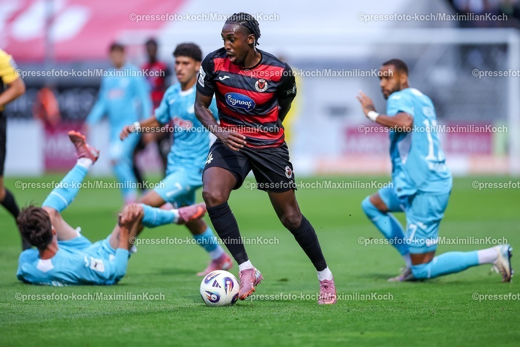 FCVK16092501039 | 16.09.2025, Fußball, FC Viktoria Köln – TSG 1899 Hoffenheim II, 3.Liga, Sportpark Höhenberg, Saison 2025 2026: Frank Ronstadt (Viktoria Koeln # 34) im Zweikampf gegen  Ruben Reisig&nbsp;(Hoffenheim II #17) und Luca Erlein&nbsp;(Hoffenheim II #24) Ayoube Amaimouni-Echghouyab&nbsp;(Hoffenheim II #07) DFB regulations prohibit any use of photographs as image sequences and or quasi-video.