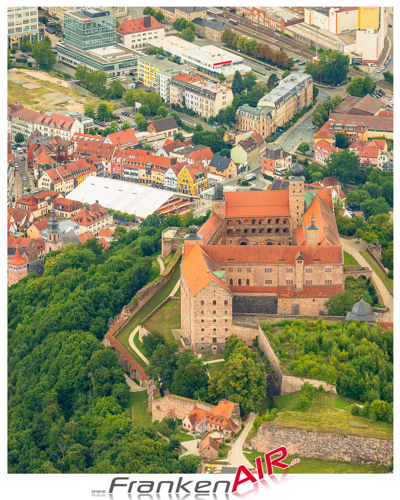 Schöne Luftaufnahme als Geschenk in Plassenburg mit Bierfest Kulmbach - Die Luftbildaufnahme wurde 2025 vom UL-Flugzeug heraus erstellt ( keine Drohne ) - Hochauflösende Luftaufnahme -Nicht vergleichbar mit Google Maps oder Satelittenbilder- Die Geschenkidee !Mit Lizenz und Bildrechte bestellbar
