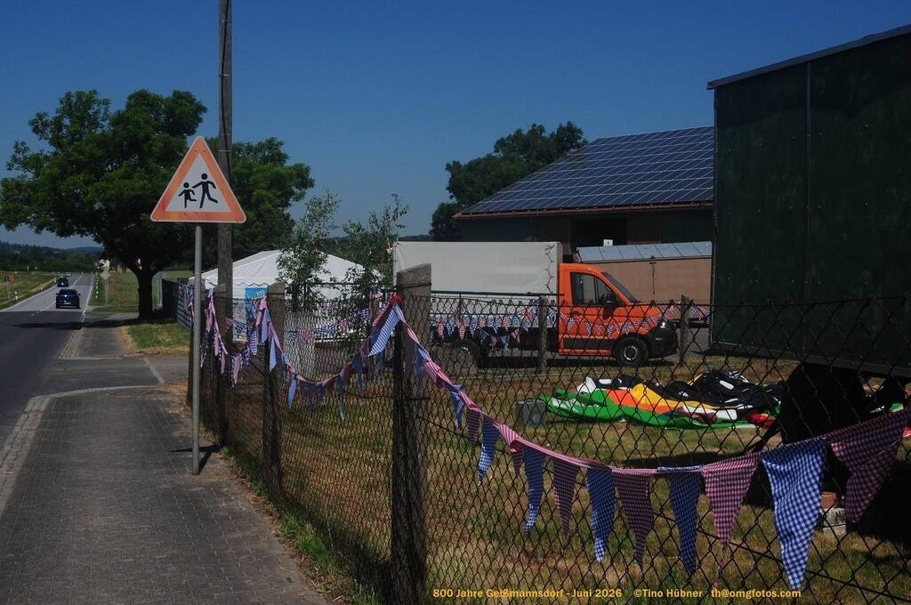 Geißmannsdorf-2026-Ortsbilder-149 | Geißmannsdorf bei Bischofswerda im Sommer 2026. Ein fotografischer Streifzug durch das Dorf Geißmannsdorf, mit Gebäuden, Straßen, Strohpuppen und geschmückten Vorgärten und Grundstücken anlässlich der 800-Jahr-Feier von Geißmannsdorf im Juni 2026 - Realisiert mit Pictrs.com