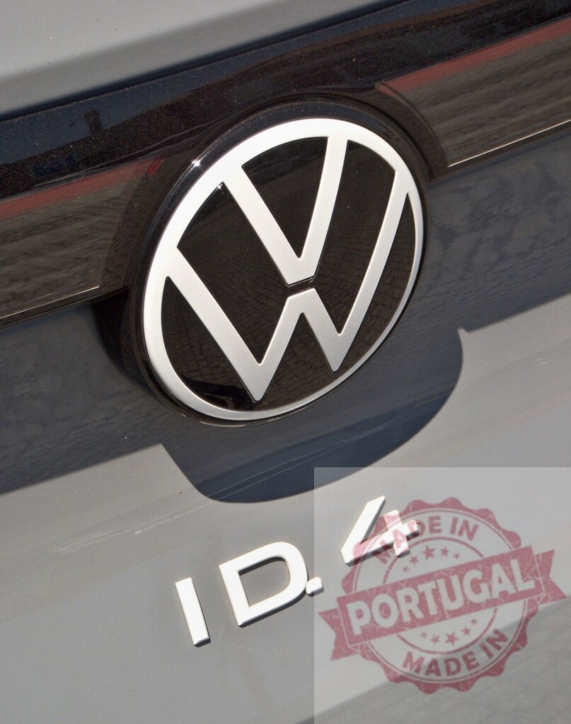Volkswagen ID.4 logo shining on a gray car | Close-up of Volkswagen logo and ID.4 writing on the back of a gray Volkswagen ID.4 - Realized with Pictrs.com