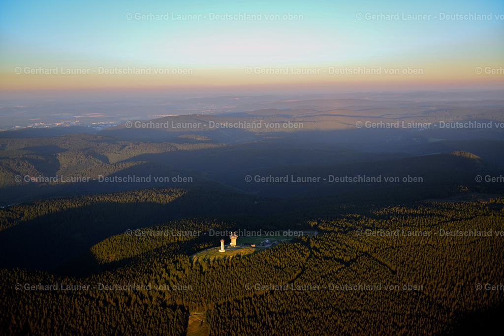 3638658 | GEHLBERG 25.08.2016 Funkturm und Sendeanlage " Schneekopfturm " auf der Kuppe des Bergmassives Schneekopf in Gehlberg im Thüringer Wald im Bundesland Thüringen, Deutschland. Weiterführende Informationen bei: DFMG Deutsche Funkturm GmbH. // Radio tower and transmitter on the crest of the mountain range " Schneekopfturm " in Gehlberg in the Thuringian Forest in the state Thuringia, Germany. Further information at: DFMG Deutsche Funkturm GmbH. Foto: Gerhard Launer