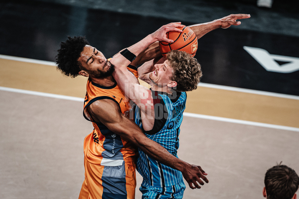 Basketball | Männer | Saison 2025/2026 | easyCredit Basketball Bundesliga | 13. Spieltag | Veolia Towers Hamburg vs. Rostock Seawolves | 22.04.2026 | v.l. D'Shawn Schwartz (#5, Rostock Seawolves) gegen Zsombor Maronka (#5, Veolia Towers Hamburg)
