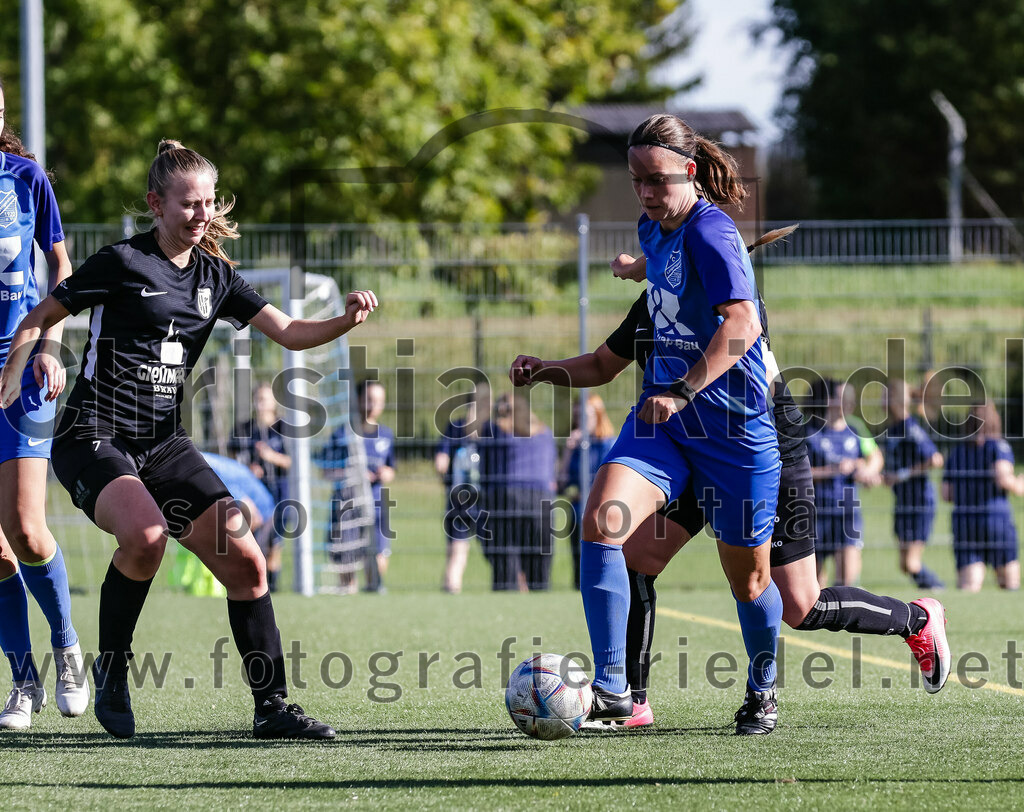 2023-10-21_055_FC_Langengeisling_gegen_TSV_Eching | Erding, Deutschland, 21.10.2023:
Fußball, Bezirksoberliga 2023 / 2024, 8. Spieltag, FC Langengeisling gegen TSV Eching, Endergebnis: 0:0

Lisa Mayer (FC Langengeisling, #6), Katrin Schwentner (TSV Eching, #2)

Foto: Christian Riedel / fotografie-riedel.net