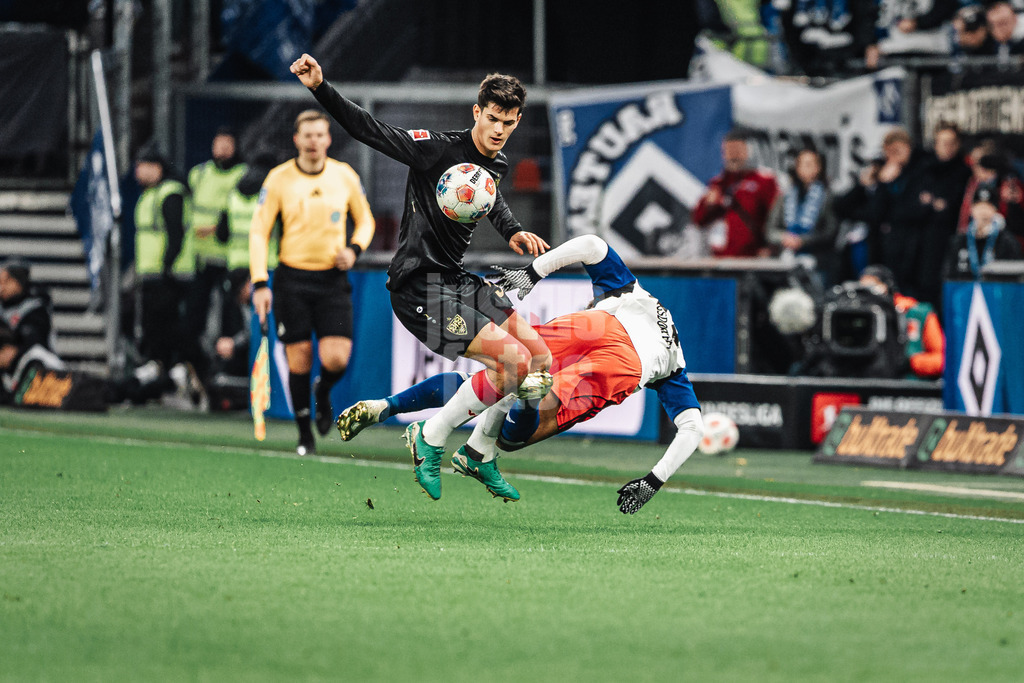 Fußball | Männer | Saison 2025/2026 | 1. Fußball-Bundesliga | 12. Spieltag | Hamburger SV vs. VfB Stuttgart | 30.11.2025 | v.l. Chema Andres (#30, VfB Stuttgart) gegen Ransford-Yeboah Königsdörffer (#11, HSV)
