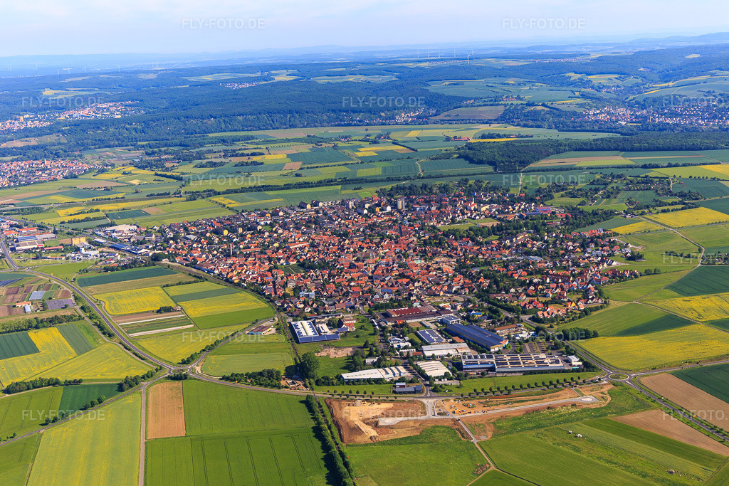 Luftbild: Ortsansicht von Süden in Gochsheim im Bundesland Bayern in Deutschland. Foto: IMG_100547.jpg vom 28.05.2017 durch Werner Riehm/FLY-FOTO.de