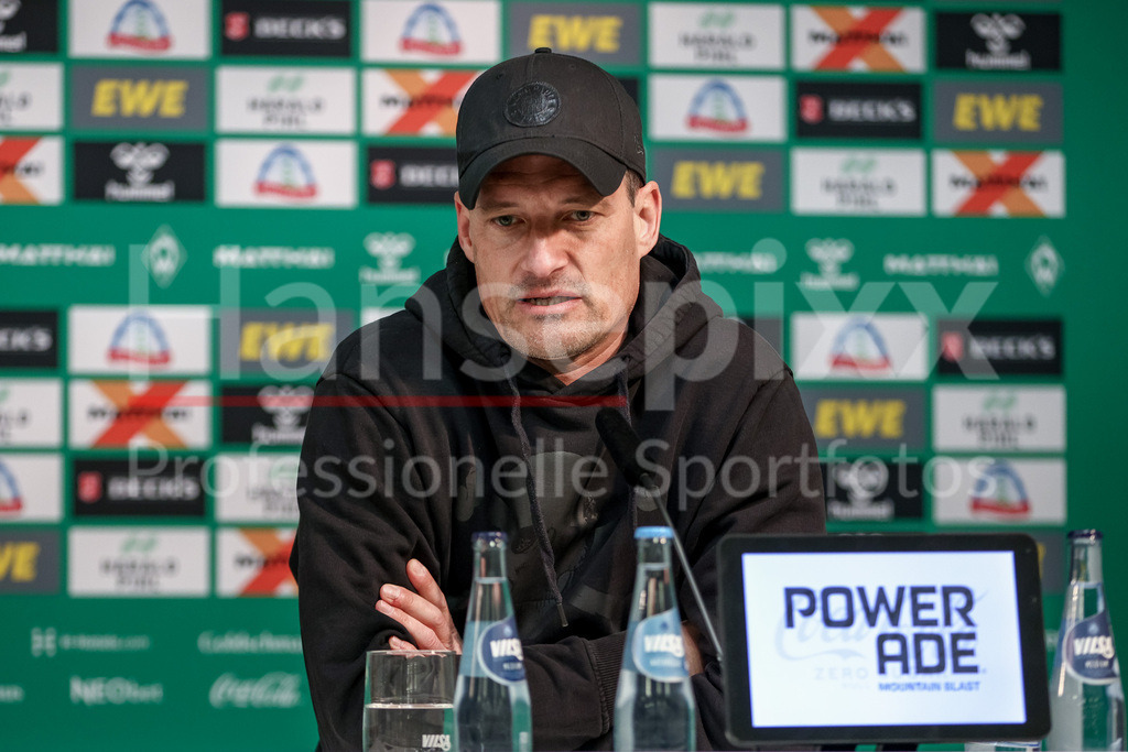 Fussball, Bundesliga, SV Werder Bremen - FC St. Pauli | Alexander Blessin (Trainer, Cheftrainer, FC St. Pauli) während der Pressekonferenz , Portrait, Nahaufnahme, Einzelfoto, Einzelbild, DIE DFL-RICHTLINIEN UNTERSAGEN JEGLICHE NUTZUNG VON FOTOS ALS SEQUENZBILDER UND/ODER VIDEOÄHNLICHE FOTOSTRECKEN. DFL REGULATIONS PROHIBIT ANY USE OF PHOTOGRAPHS AS IMAGE SEQUENCES AND/OR QUASI-VIDEO.