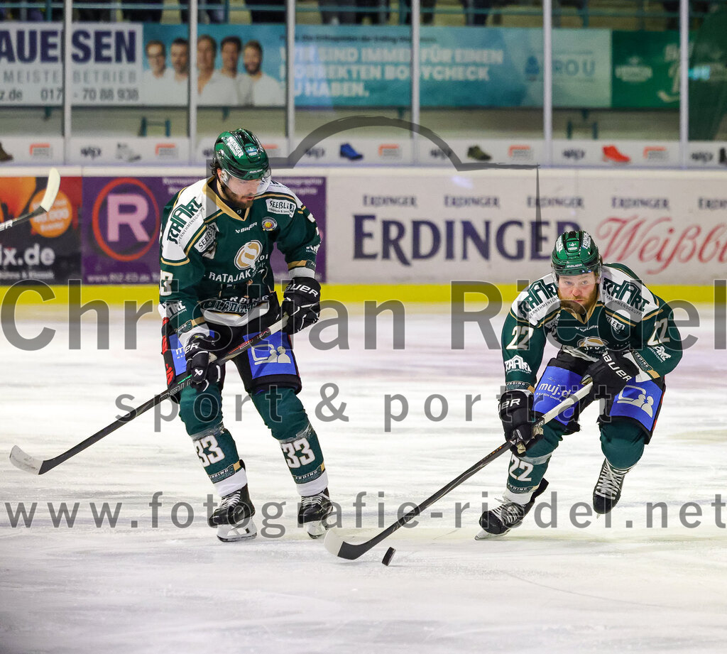 2025-12-19_076_TSV_Erding_gegen_Toelzer_Loewen | Erding, Deutschland, 19.12.2025:Eishockey, Oberliga Süd 2025 / 2026, 27. Spieltag, TSV Erding gegen Tölzer Löwen, Endergebnis: 2:5Marc Schmidpeter (Erding Gladiators, #33), Grady Hobbs (Erding Gladiators, #22)Foto: Christian Riedel / fotografie-riedel.net