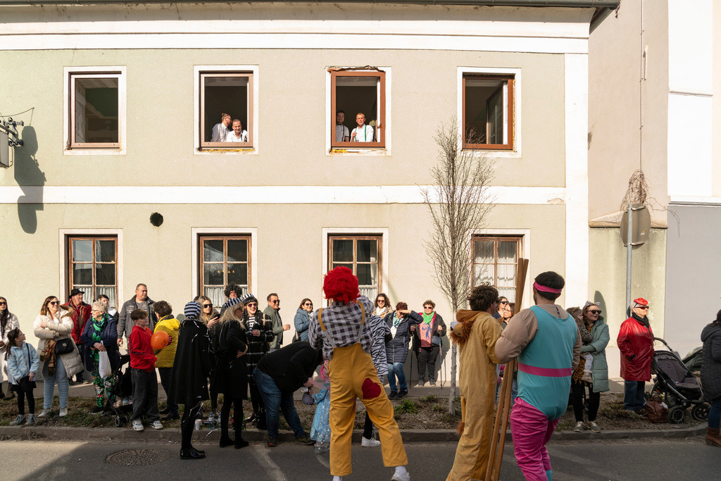 Umzug2025-094_9003 | Fotostrecke: FASCHINGSUMZUG 2025 in Loosdorf. 22 Masken(gruppen)-Teilnehmer: Loosdorfer Vereine, Wirtschaftstreibende, Gemeindeabordnungen sowie Kreditinstitute. rund 700 Besucher entlang der Hauptstrasse. Veranstaltungs-Sicherung durch Mannschaft der FF-Loosdorf mit schwerem Gerät. Maskenprämierung am EKZ-Platz durch Bgm. Thomas Vasku in den Kategorien: Bester Festwagen (Fa. gkonzept-Groissenberger; Beste Personengruppe-ASK-Loosdorf; Beste Einzelperson; Weiteste Anreise-FF Schollach;