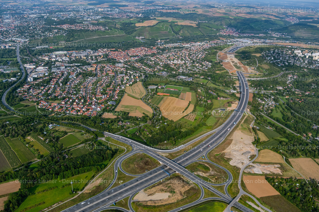 4047838 | WüRZBURG 21.08.2021 Streckenführung und Fahrspuren im Verlauf der Autobahn- Abfahrt und Zufahrt der BAB A3 Würzburg-Heidingsfeld in Würzburg im Bundesland Bayern, Deutschland. Weiterführende Informationen bei: Autobahndirektion Nordbayern. // Routing and traffic lanes during the highway exit and access the motorway A 3 Wuerzburg-Heidingsfeld in Wuerzburg in the state Bavaria, Germany. Further information at: Autobahndirektion Nordbayern. Foto: Gerhard Launer