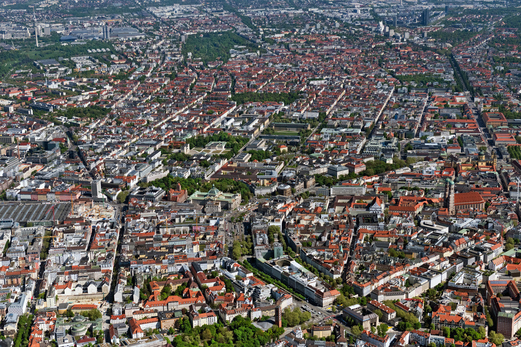 dr__0062907.jpg | MüNCHEN 29.04.2025 Stadtgebiet mit Außenbezirken und Innenstadtbereich in München im Bundesland Bayern, Deutschland. // City area with outside districts and inner city area in Munich in the state Bavaria, Germany. Foto: Daniel Reiter