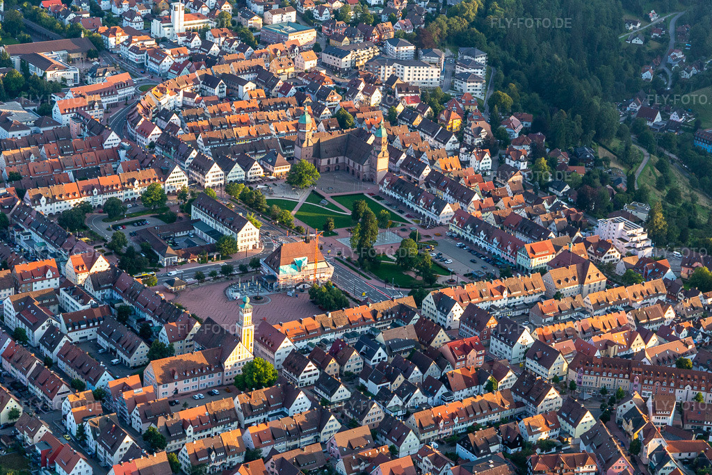 Luftbild: Größter Marktplatz Deutschlands in Freudenstadt im Bundesland Baden-Württemberg in Deutschland. Foto: IMG_128584.jpg vom 25.08.2021 durch Werner Riehm/FLY-FOTO.de