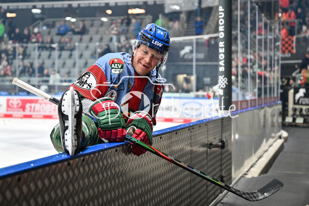 Augsburger Panther - Grizzlys Wolfsburg | AUGSBURG, GERMANY - 15. MARCH: im Bild T. J. TREVELYAN (Augsburger Panther 24) / Einzelfoto / Freisteller beim warmup vor dem Match zwischen den Augsburger Panthern und den Grizzlys Wolfsburg am 52. Spieltag der Penny DEL im Curt Frenzel Stadion