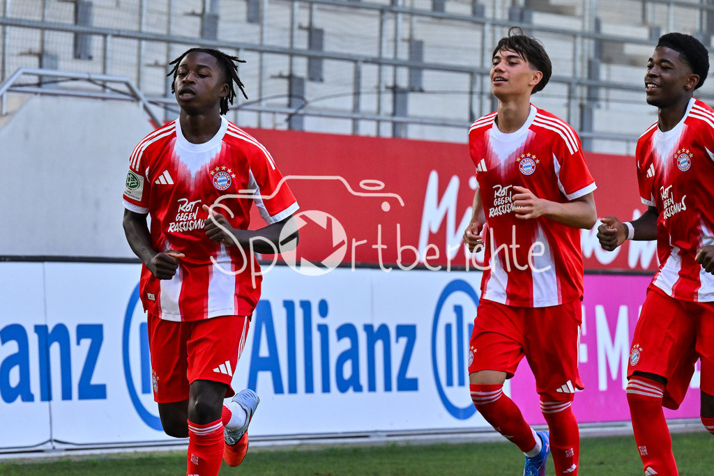 FC Bayern München U19 - SpVgg Unterhaching U19 | Jubel der Bayern nach dem Treffer zum 2-1 durch Aristide HENTCHO NSEKE (FC Bayern U19 #17) / Tor / Torschuetze / Freude / Happy / U19 DFB-Nachwuchsliga: FC Bayern München U19 - SpVgg Unterhaching U19; FC Bayern Campus am 10.08.2025