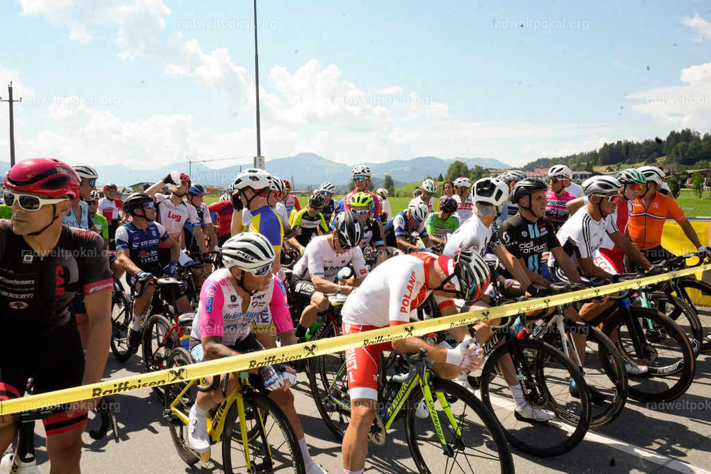 310_20230817_Bewerb_Maenner_Muehlanger | AUT - OESTERREICH, 2023-08-16: SPORT RENNRAD-FAHREN - 55. INTERNATIONALER RADWELTPOKAL IN ST. JOHANN IN TIROL  - Vintage-Radrennen mit WM-Bronze-Medaillen-Siegerin Christina Schweinberger, den Teilnehmer und Alexander Baumann (vom Orginastions-Team) - TAG 2 BEWERB MAENNER IN SECHS GRUPPEN  ; Foto: Roland Muehlanger