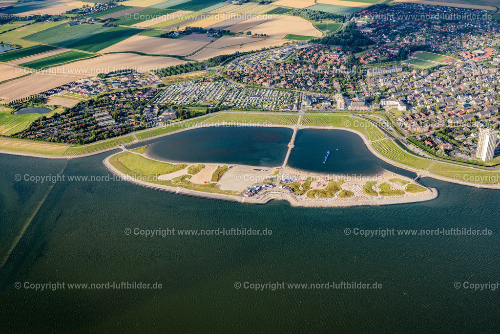 Büsum_ELS_5372060822 | BüSUM 06.08.2022 Sand- Strand im Küstenbereich der Familienlagune Perlebucht in Wattenmeer bei Büsum im Bundesland Schleswig-Holstein. // Sandy beach in the coastal area of family lagoon pearl bay in the Wadden Sea in Buesum in Schleswig-Holstein. Foto: Martin Elsen