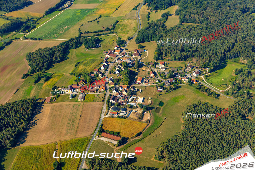 Das Luftbild zeigt : Kleinabenberg Abenberg - Die Luftaufnahme wurde 2024 vom UL-Flugzeug aus erstellt ( keine Drohne ) - Hochauflösende Luftaufnahme - Für grossformatige Ausdrucke geeignet. Die Geschenkidee !Mit Lizenz und Bildrechte bestellbar