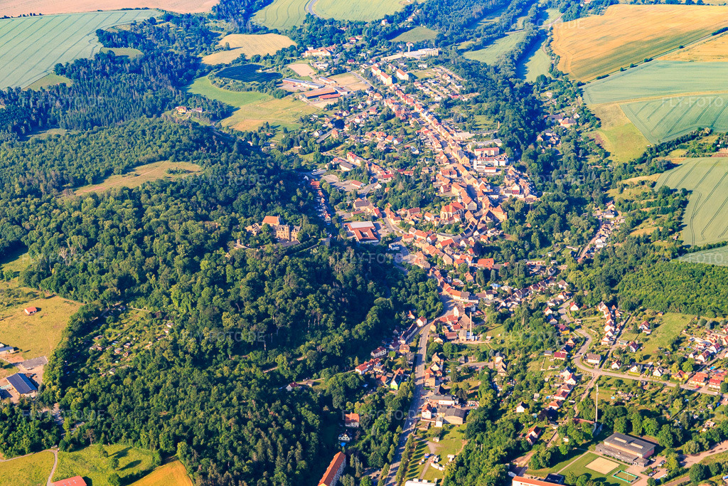 Luftbild: Ortsansicht aus Norden mit Schloss Mansfeld in Mansfeld im Bundesland Sachsen-Anhalt in Deutschland. Foto: IMG_148103.jpg vom 12.06.2025 durch Werner Riehm/FLY-FOTO.deSchloss Mansfeld - Christliche Jugendbildungs- und Begegnungsstätte