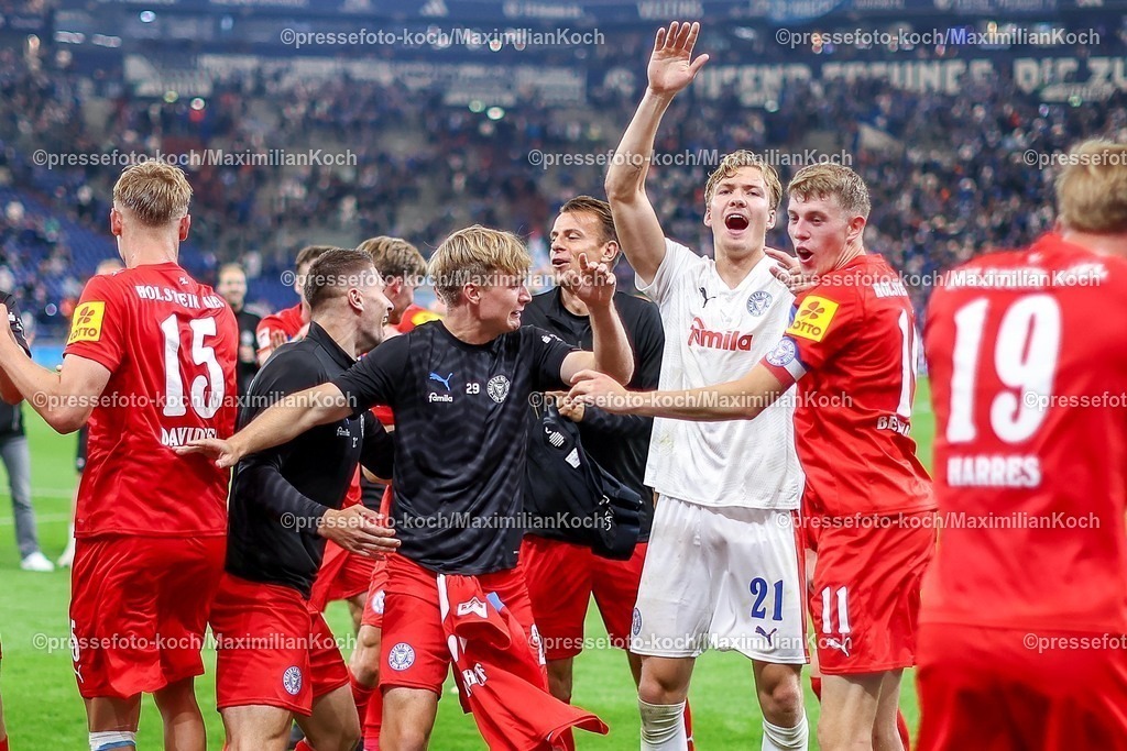 S0413092501209 | 13.09.2025, Fußball, FC Schalke 04 - Holstein Kiel, 5.Spieltag, 2. Fußball Bundesliga, Veltins-Arena Gelsenkirchen, Saison 2025 2026: Abschlussjubel nach dem 1:0 Sieg für Holstein Kiel. Die Mannschaft feiert den Erfolg vor der Kurve Torwart Jonas Krumrey (Holstein Kiel #21) Alexander Bernhardsson (Holstein Kiel #11) DFB regulations prohibit any use of photographs as image sequences and or quasi-video.