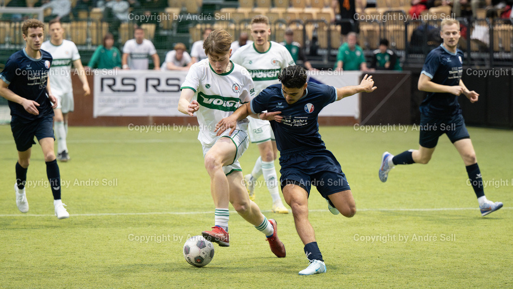 Vorrunde - Gruppe A - SV Tungendorf vs PSV Neumünster | Melih Bulut (SVT #15) / Lucas Schulze (PSV #27) // 44. RS-Reifenhandel-Cup 2024 / Vorrunde - Gruppe A - SV Tungendorf vs PSV Neumünster / Holstenhalle 1 / Neumünster / 26.12.24 - Realisiert mit Pictrs.com