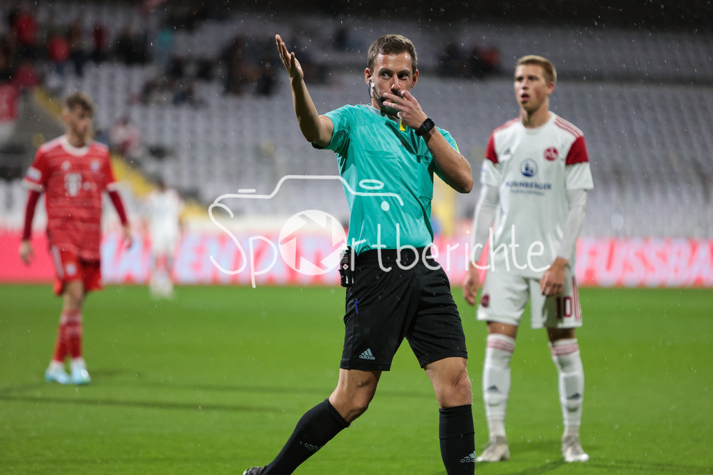 FC Bayern Amateure - 1. FC Nuernberg II | Schiedsrichter Manuel Steigerwald in Aktion