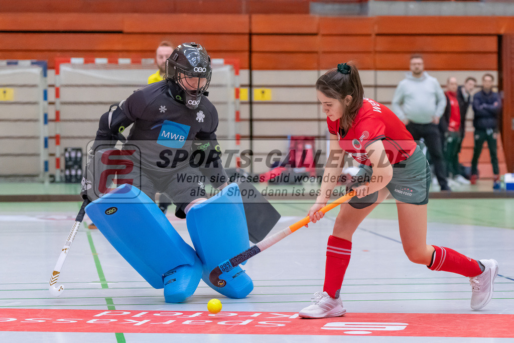 HK_20240114_108089 | 1. Bundesliga Damen Crefelder HTC - Uhlenhorst Mülheim am 14.1.2024 Halle Glockenspitz, Krefeld , Finja Stark Torfrau ( Uhlenhorst Mülheim #9 ) .Katharina Wenserski ( Crefelder HTC #3 )