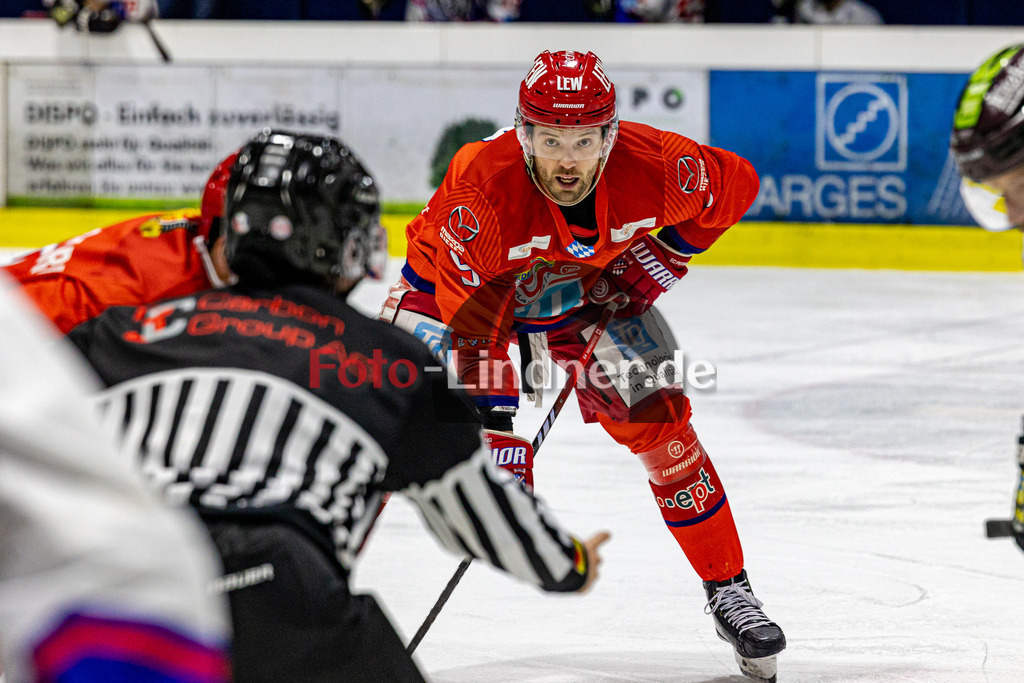 EC Peiting vs Deggendorfer SC | Eishockey Oberliga Süd 2023/2024, EC Peiting vs Deggendorfer SC, 20231119,
Brett OUDERKIRK (ECP 9) am Bully,
2023-11-19 in Peiting (Eisstadion)
9 Brett OUDERKIRK (ECP 9)
Copyright: WolfgangxLindner foto-lindner.de
