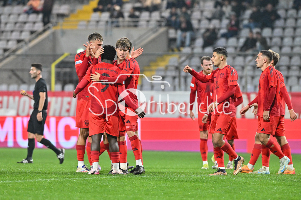 FC Bayern Amateure - FV Illertissen | Jubel der Hausherren nach dem Treffer zum 2-1 durch Arijon IBRAHIMOVIC (FC Bayern München II #10) / Freude / Happy / Tor / Torschuetze