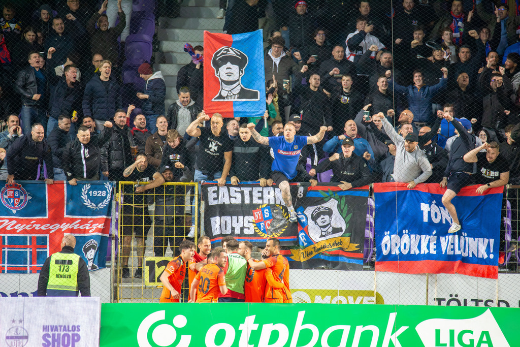 Fußball NB I. (Ungarn) Saison 2024/25, 32. Spieltag: Újpest FC gegen Nyíregyháza Spartacus***Großer Jubel bei Spielern und Fans von Spartacus nach dem Tor zum zwischenzeitlichen 1:2 | Fußball NB I. (Ungarn) Saison 2024/25, 32. Spieltag: Újpest FC gegen Nyíregyháza Spartacus***Großer Jubel bei Spielern und Fans von Spartacus nach dem Tor zum zwischenzeitlichen 1:2 - Realisiert mit Pictrs.com