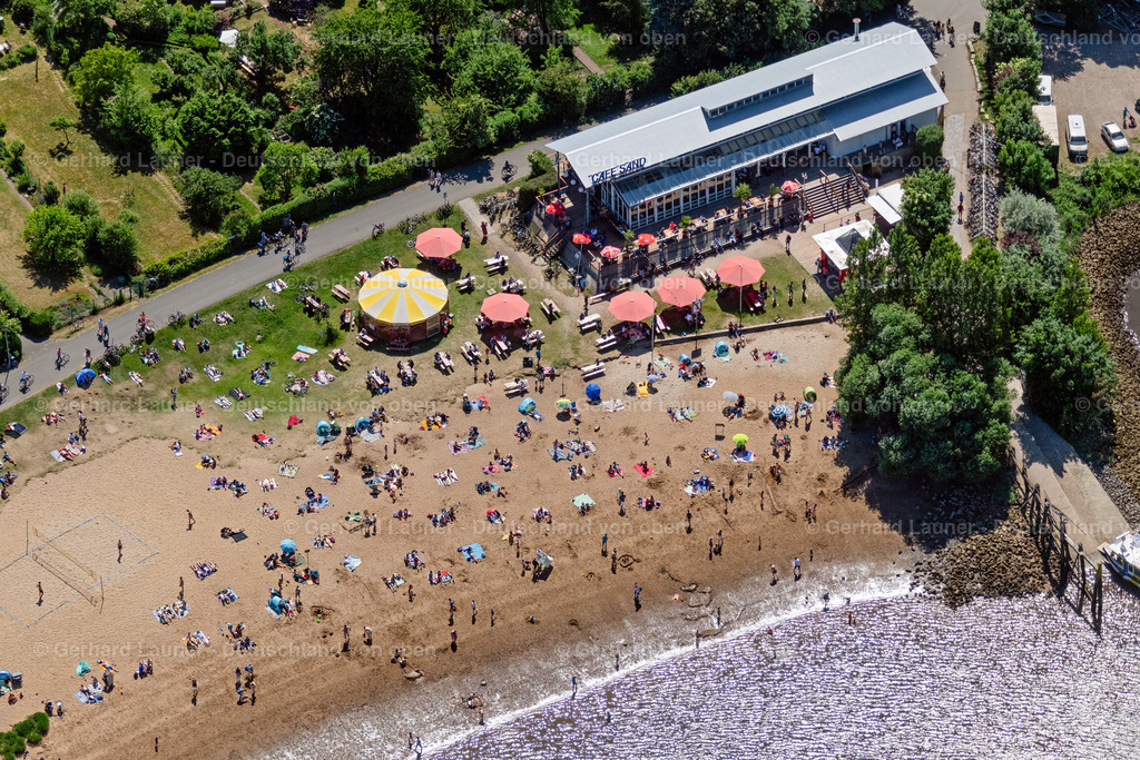 4029733 | BREMEN 01.06.2020 Sandstrand- Landschaft entlang des Ufer- Flußverlaufes am Strandbad Weserstrand am Strandweg im Ortsteil Huckelriede in Bremen, Deutschland. // Sandy beach landscape along the banks of the river on Strandbad Weserstrand in the district Huckelriede in Bremen, Germany. Foto: Gerhard Launer