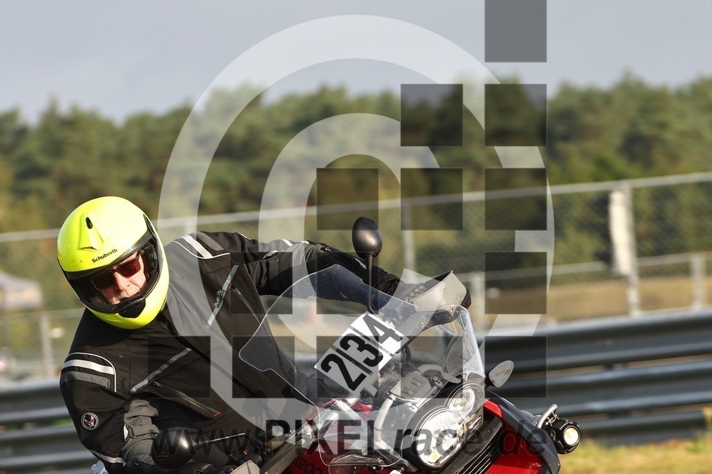 0234-20250919_11688 | Schöne Erinnerungen an spannende Momente - das festzuhalten ist unser Job. PIXELrace.de ist seit 2003 auf den Rennstrecken Europas unterwegs um die Action draußen beim Fahren und die wunderbare Stimmung imm Fahrerlager für euch einzufangen.