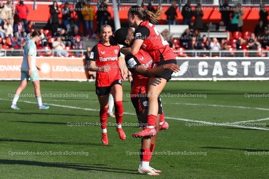 xSSC16032501010 | 16.03.2025, xsscx, Frauen Fußball, Bayer 04 Leverkusen - SV Werder Bremen, 1. Fußball Bundesliga, Ulrich-Haberland-Stadion, Saison 2024 2025: Ruby Grant (Bayer 04 Leverkusen 22) mit Estrella Merino Gonzalez (Bayer 04 Leverkusen 20) jubelnd nach dem Tor DFB regulations prohibit any use of photographs as image sequences and or quasi-video.