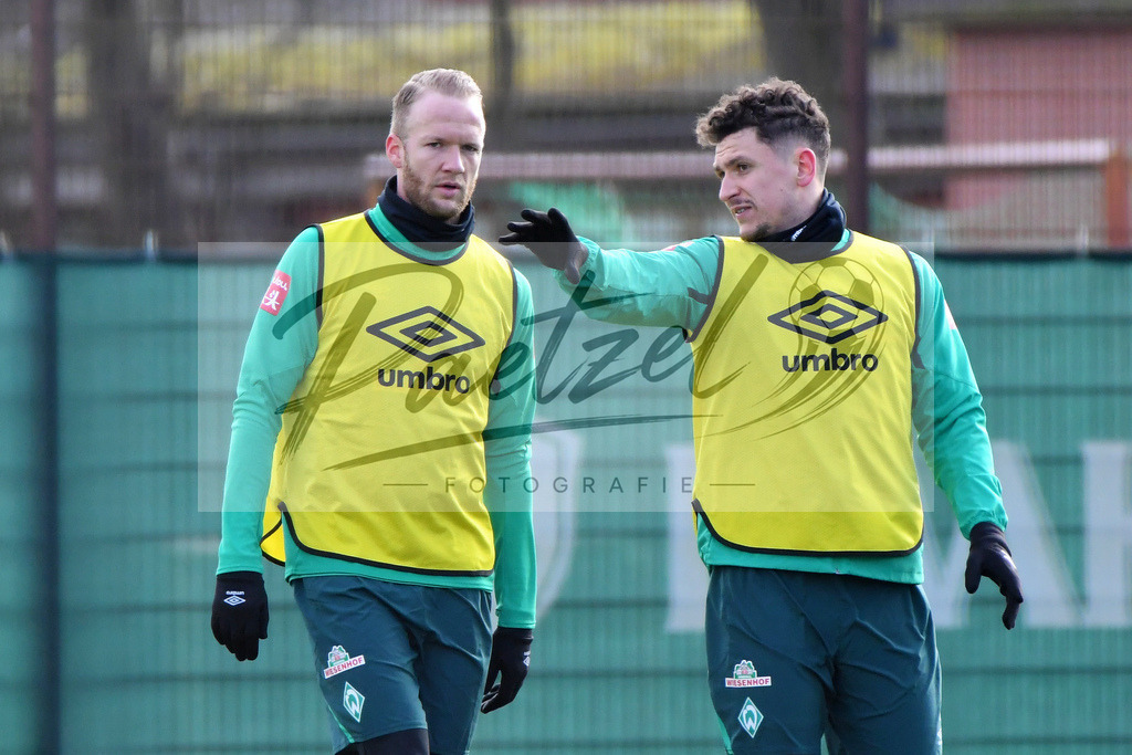 20200212_TRASVW_0082 | Fussball, Herren: Kevin Vogt (Werder Bremen) und Milos Veljkovic (Werder Bremen) schauen waehrend der Trainingseinheit des SV Werder Bremen auf dem wohninvest Weserstadion Trainingsplatz am 12.02.2020 in Bremen, Deutschland. - Realisiert mit Pictrs.com