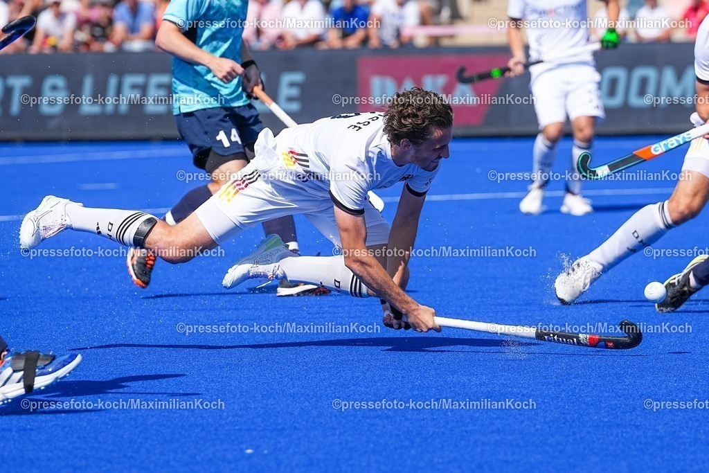 xydrx10082503027 | 10.08.2025, xydrx, Herren EuroHockey Championship 2025, Gruppenphase, Gruppe B, England - Deutschland, Sparkassenpark Mönchengladbach: Johannes Große (Deutsche Feldhockey Nationalmannschaft #10)