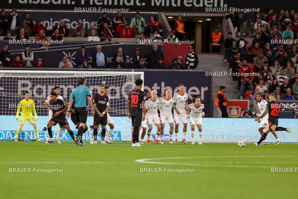 Bayer 04 Leverkusen vs Eintracht Frankfurt - Bundesliga  | Leverkusen, Deutschland, 12.09.25:   Alejandro Grimaldo (Bayer 04 Leverkusen) erzielt das Tor zum 1:0 waehrend des Spiels der Bundesliga zwischen  Bayer 04 Leverkusen vs Eintracht Frankfurt in der BayArena(Foto von Brauer-Fotoagentur / Adrian Schlueter)