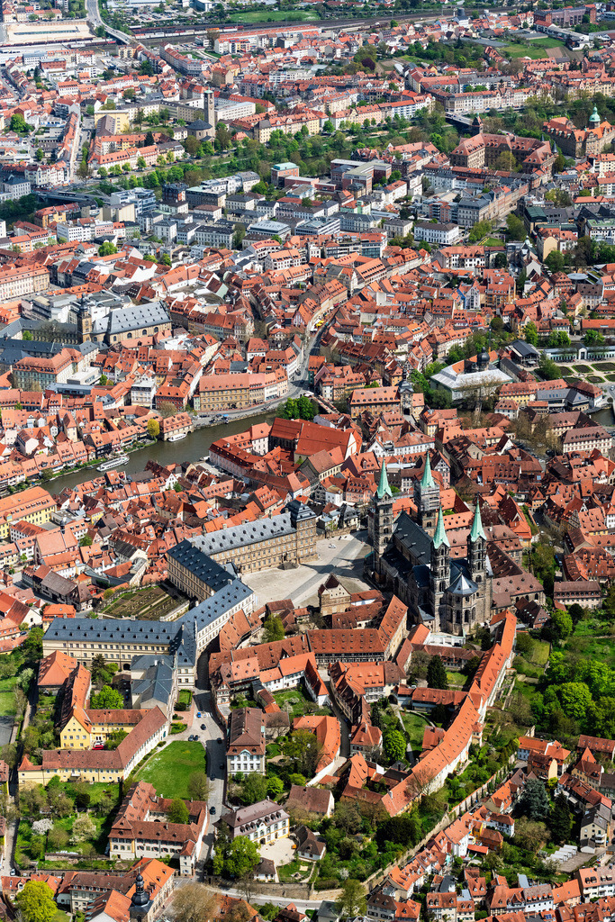 dr__0095445.jpg | BAMBERG 28.04.2022 Kirchengebäude des Domes Bamberger Dom in der Altstadt in Bamberg im Bundesland Bayern, Deutschland. // Church building of the cathedral Bamberger Dom in the old town in Bamberg in the state Bavaria, Germany. Foto: Daniel Reiter